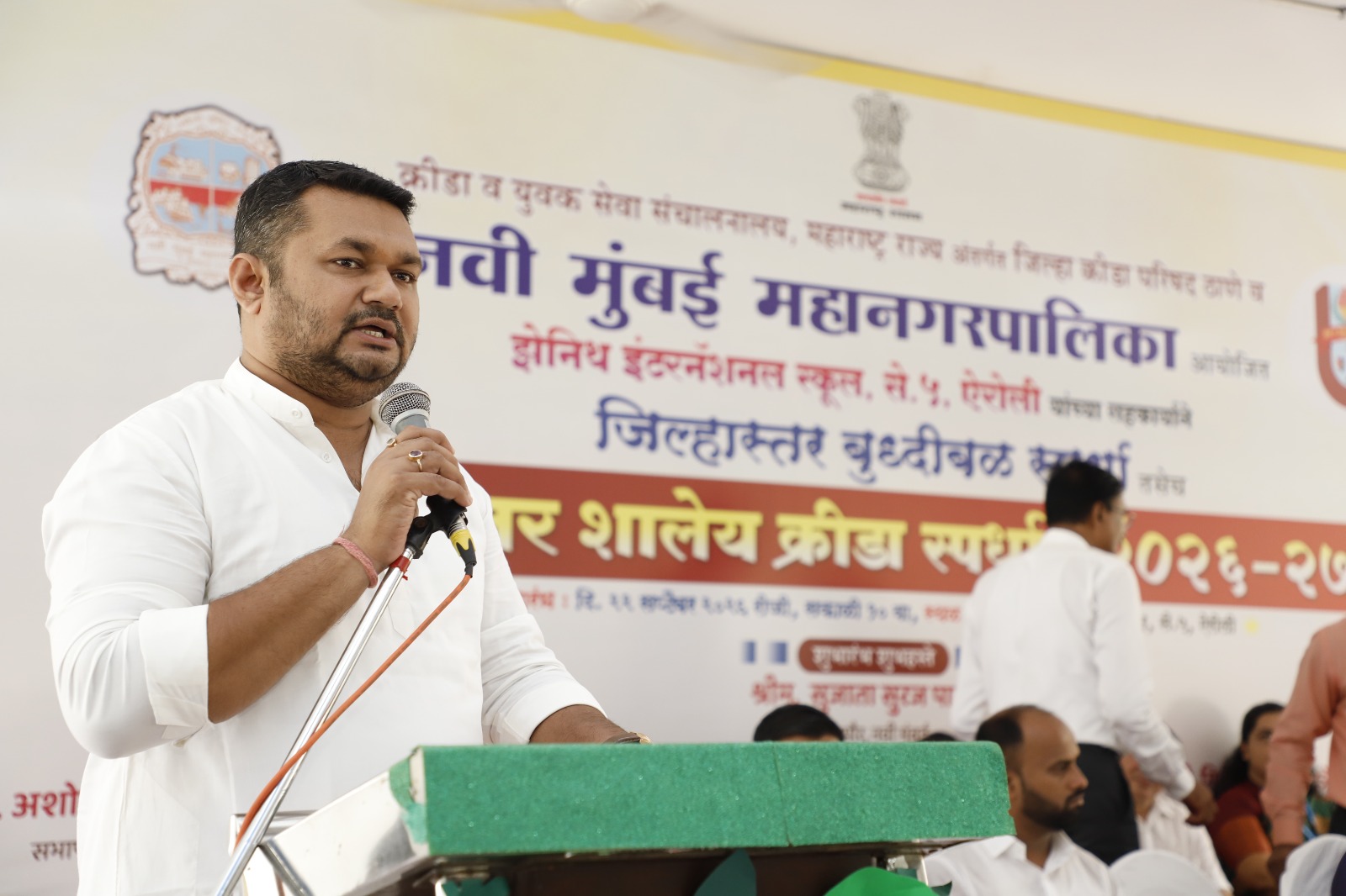 कार्यक्रमात भाषण करताना गिरीश म्हात्रे